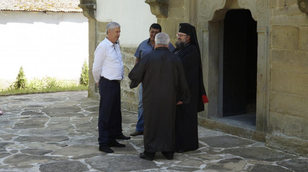 Врачанският митрополит Григорий и кметът Генади Събков в разговор пред храма.