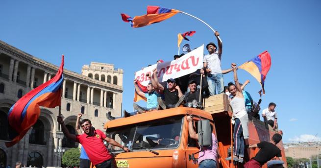 Протестиращите поддръжници на опозицията в Армения прекратиха уличната блокада в