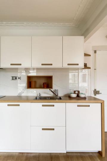 <p>Хубави шкафове, акцент на стената или характерна лампа и тясната ви кухня ще стане малко бижу.</p>