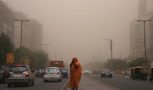 Ужасяваща прашна буря уби над 90 души в Индия