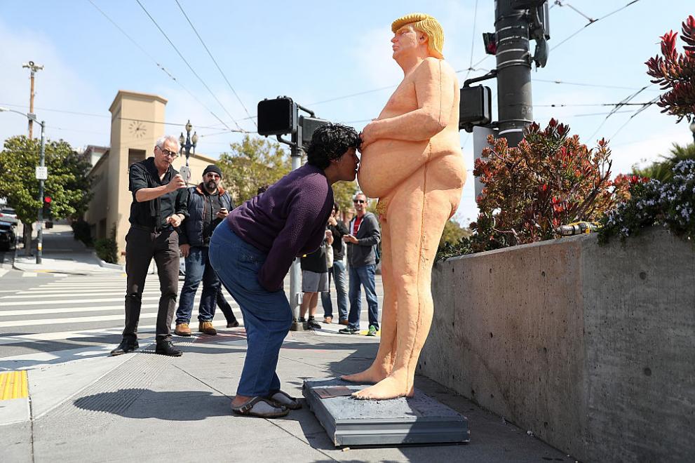  Доналд Тръмп скулптура гол 