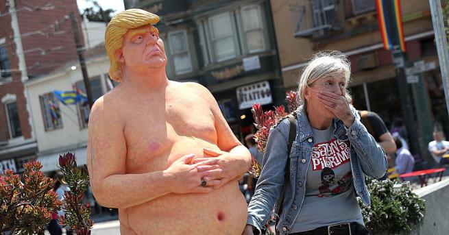 Статуя, изобразяваща президента на САЩ Доналд Тръмп по адамово облекло
