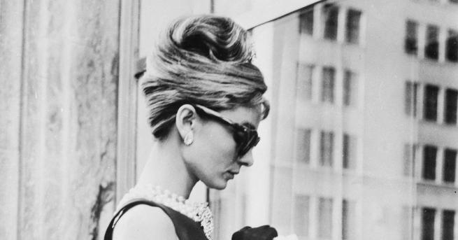 Любопитно Одри – момичето в малката черна рокля Нека си