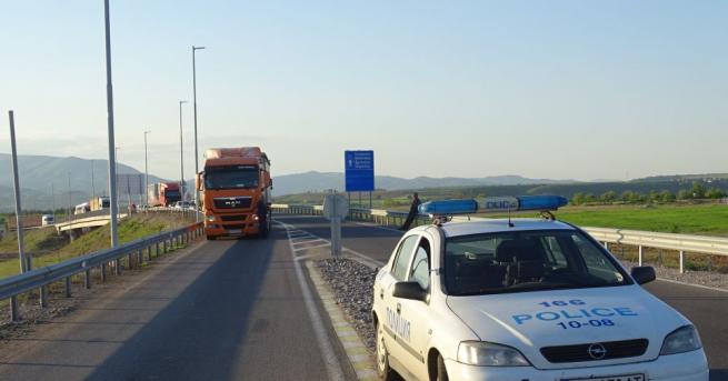 ТИР и лек автомобил са се ударили на пътя Варна