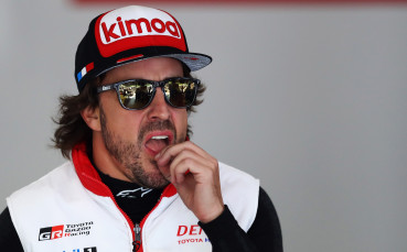 Бразилец си строши двата крака при WEC дебюта на Алонсо