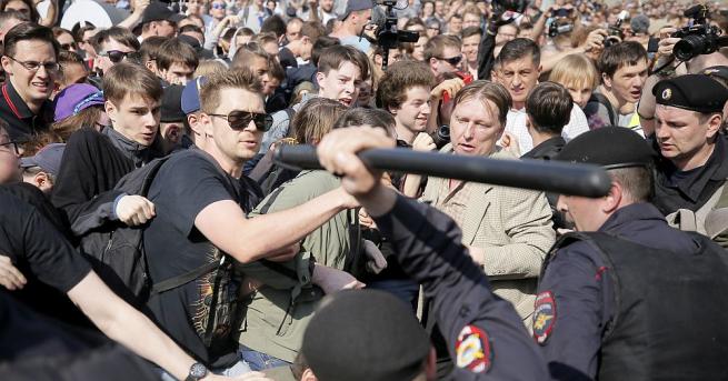 Руският опозиционен лидер Алексей Навални, задържан по време на протест