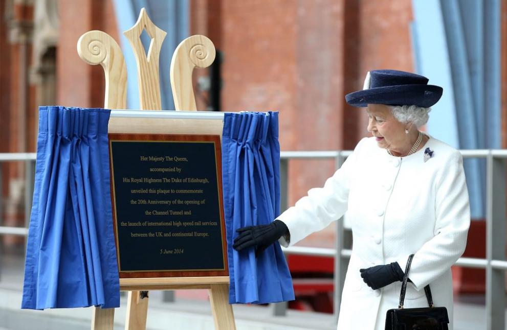  През 2004 година английската краалица откри плакет за отбелязване на 20-годишнината от откриването на Евротунела 