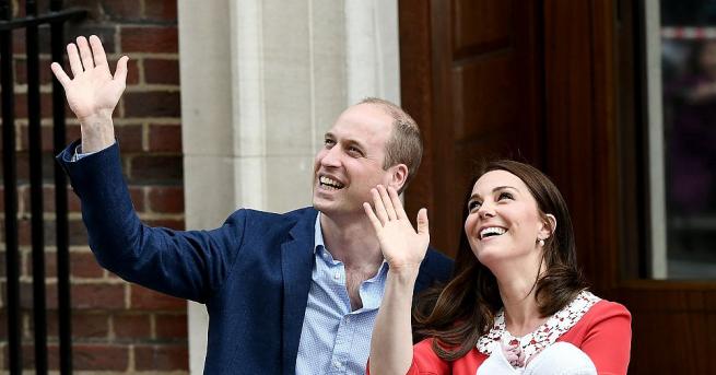 Британското кралско семейство публикува първите официални снимки на новородения принц