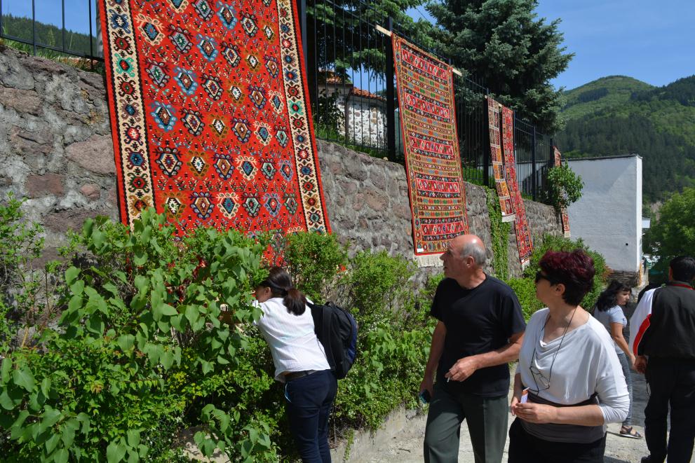 Чипровските килими събират много любители на това творчество.