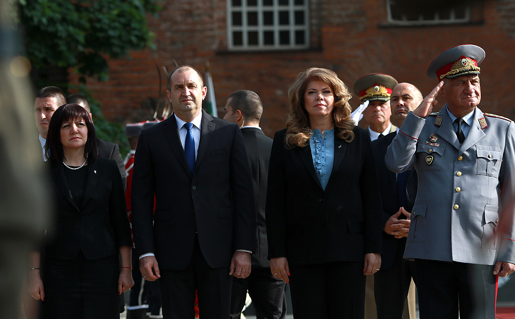 Почит пред загиналите български герои отдадоха президентът и главнокомандващ Въоръжените сили Румен Радев, вицепрезидентът Илияна Йотова, вицепремиерът и министър на отбраната Красимир Каракачанов.