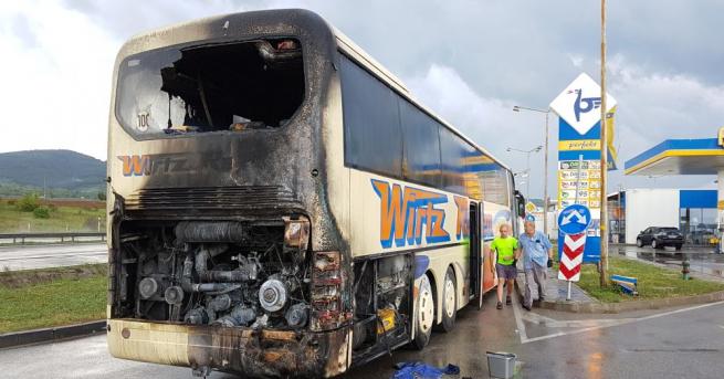 Туристически автобус се запали на магистрала Хемус този следобед Инцидентът