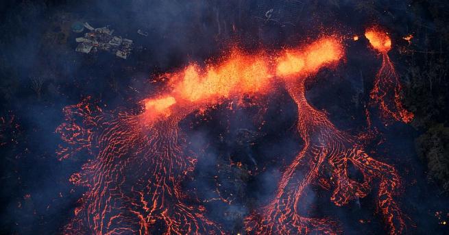 Потоците лава разтопена скална маса и отровни газове от вулкана