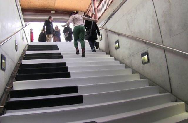 Пиано стълби в парижкото метро