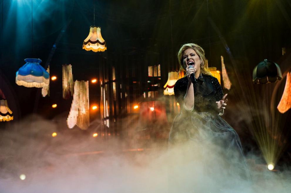  Гери-Никол като Адел 