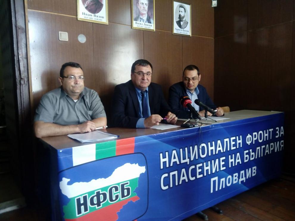 Народният представител от „Обединени патриоти“Славчо Атанасов по средата, заедно с председателя на групата общински съветници на „Патриотичен фронт“ в ОбС – Пловдив Слави Георгиев и председателя на НФСБ – Пловдив Костадин Гаров.