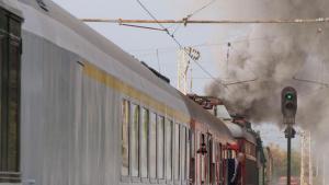 Най малко седем души загинаха след като вагон на пътнически влак