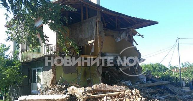 Тежкотоварен камион се заби в къща в село Златна Панега
