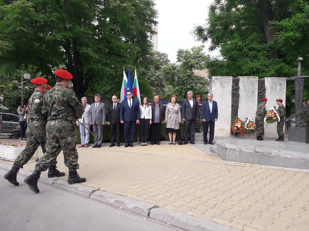  97-годишният деец доктор Велчо Радев си спомня ентусиазма, с който потегля на война. 