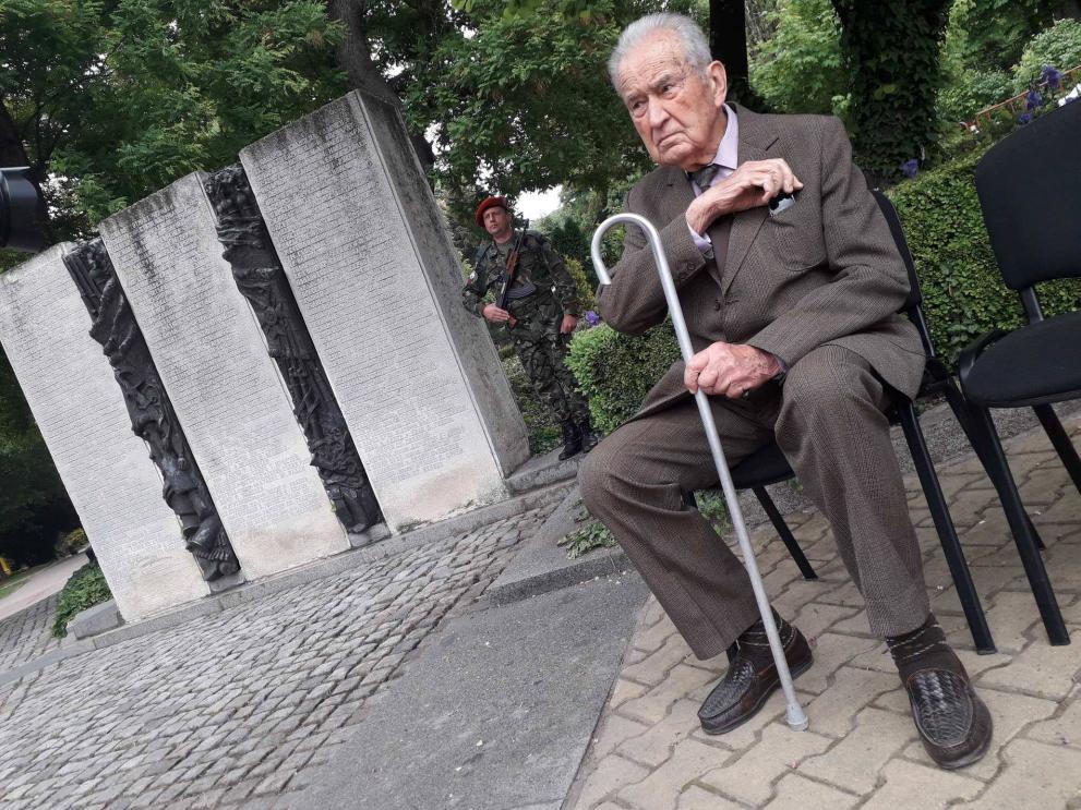 97-годишният ветеран д-р Велчо Радев си спомня ентусиазма, с който тръгва на война.