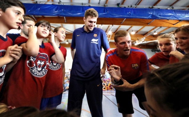 Българският национал Александър Везенков и няколко от съотборниците му от