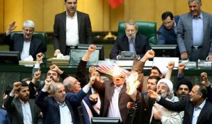 Ирански депутати горят флаг на САЩ в парламента