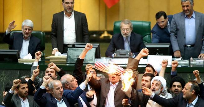 Ирански депутати запалиха хартиено американско знаме в парламента след като