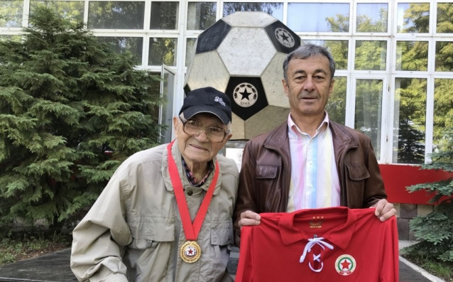 Най-възрастният ветеран на ЦСКА - Ганчо Василев, посети стадион "Българска