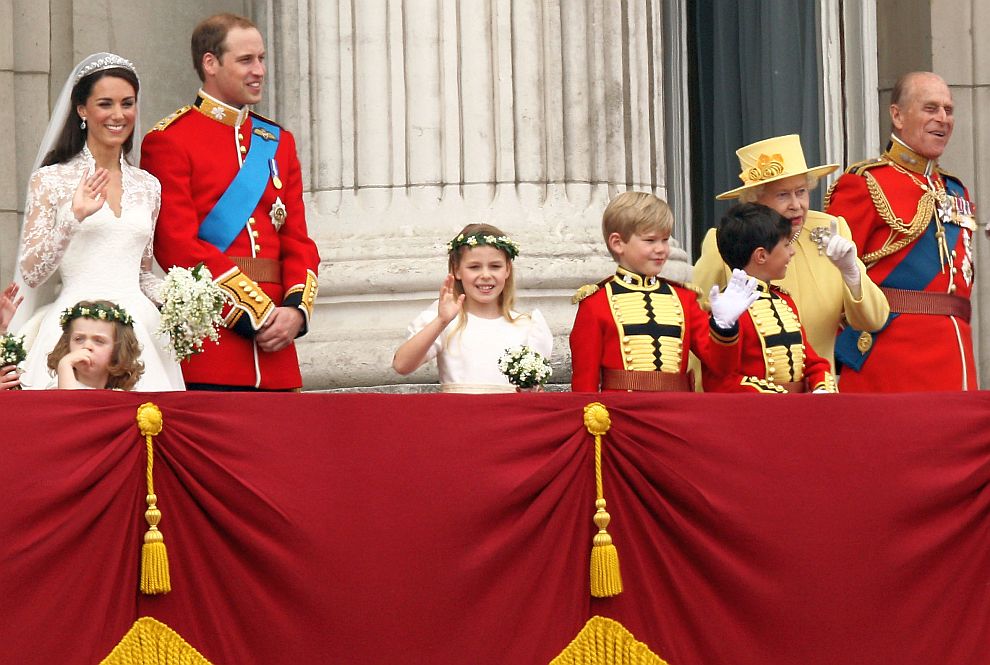  Кралица Елизабет Втора избра тоалет и шапка в жълто за сватбата на принц Уилям и Кейт Мидълтън през 2011 година 