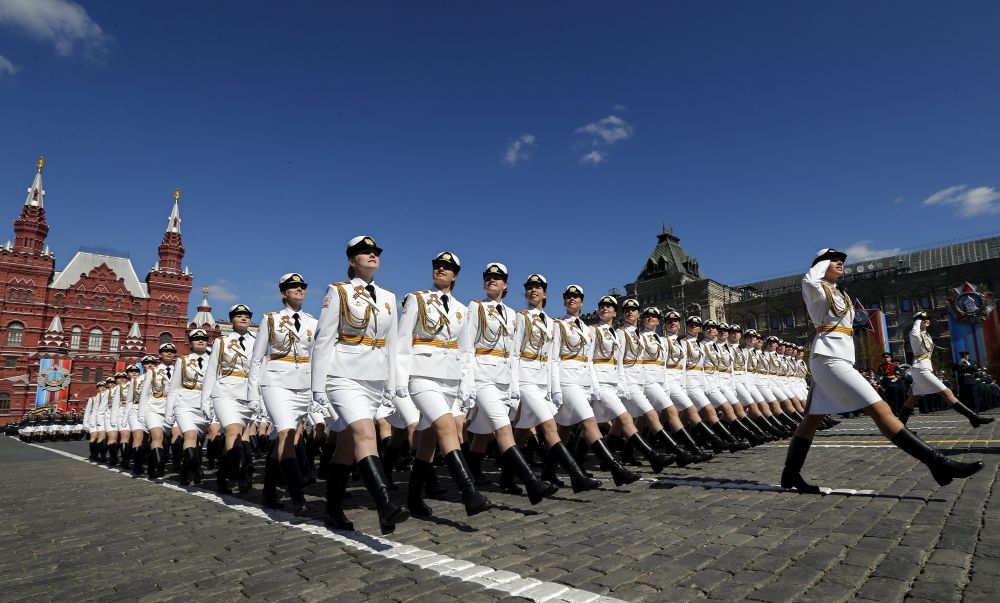 Чар във военна униформа - дамите в руската армия винаги привличат погледите по време на паради
