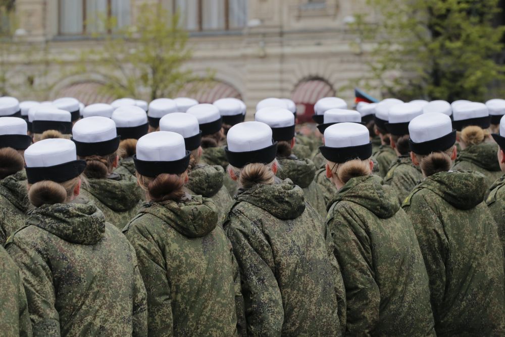 Чар във военна униформа - дамите в руската армия винаги привличат погледите по време на паради