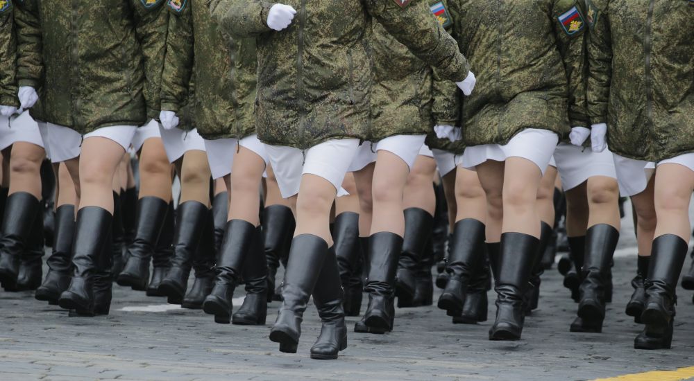 Чар във военна униформа - дамите в руската армия винаги привличат погледите по време на паради