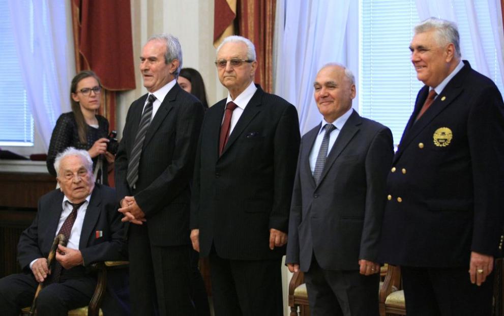  Президентът Румен Радев удостои с висши държавни оценки учени със заслуги в региона на медицината, на образованието и на културата 