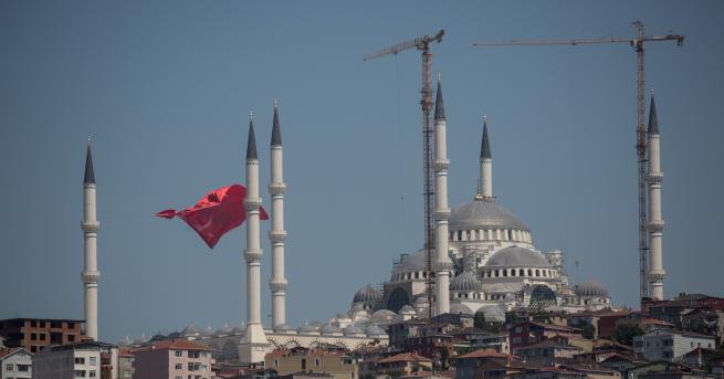 Турските власти издадоха заповед за задържането на 300 военнослужещи в