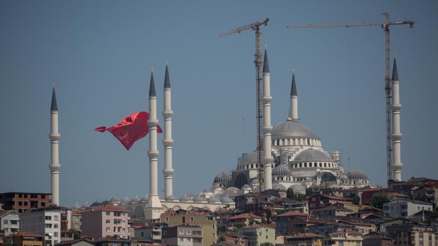 Турция арестува 300 военни, подозира връзки с Гюлен
