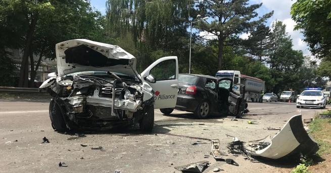 Катастрофа между два леки автомобила е станала в района Околовръстен