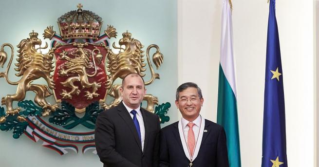 Президентът Румен Радев връчи орден Стара планина на посланика на