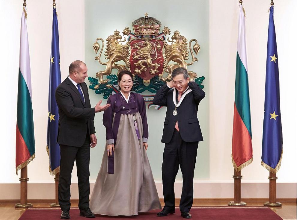  Президентът Румен Радев и посланикът на Южна Корея Шин Бу нам 