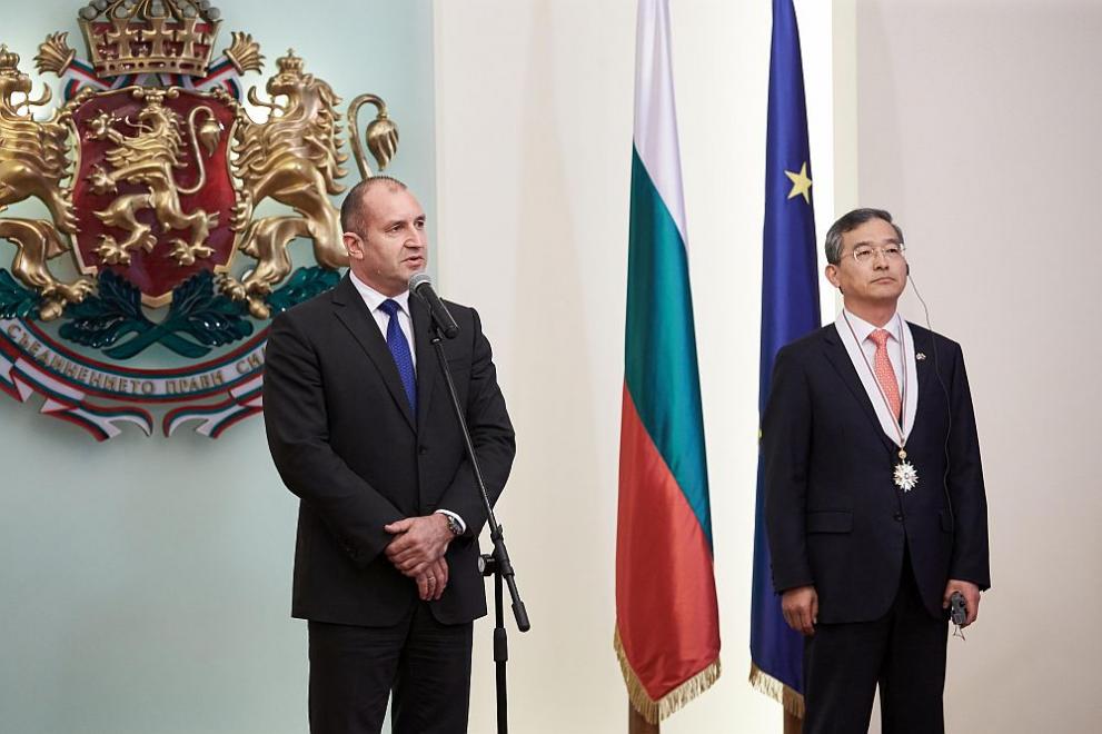  Президентът Румен Радев и посланикът на Южна Корея Шин Бу нам 