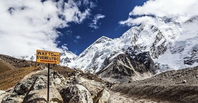 Еверест е връх в Хималаите в южната част на континента