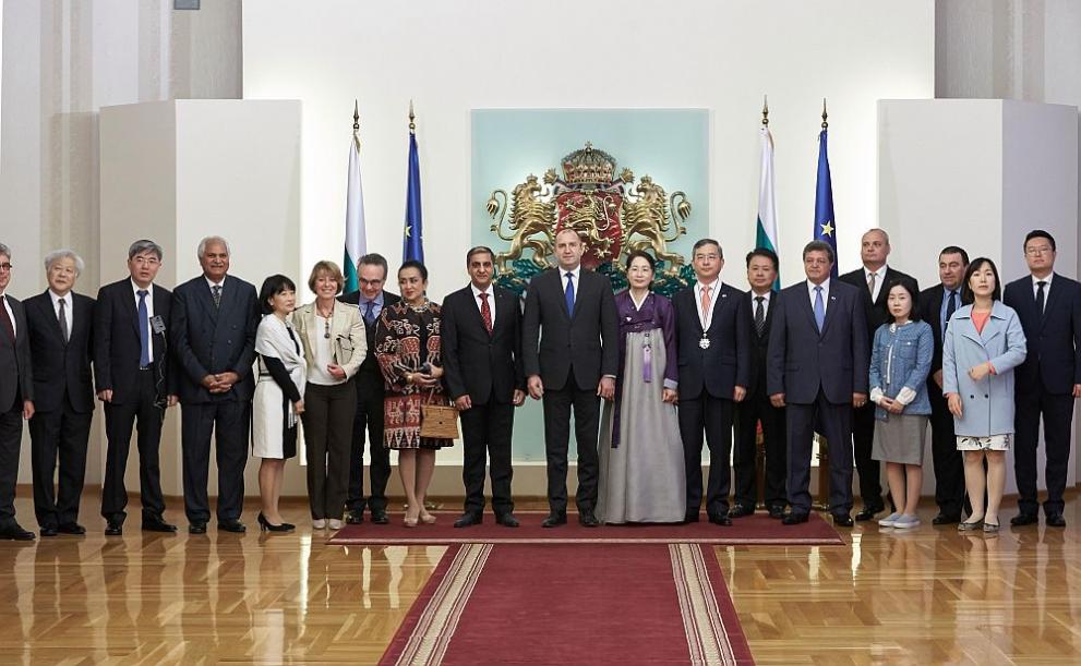  Президентът Румен Радев и посланикът на Южна Корея Шин Бу нам 