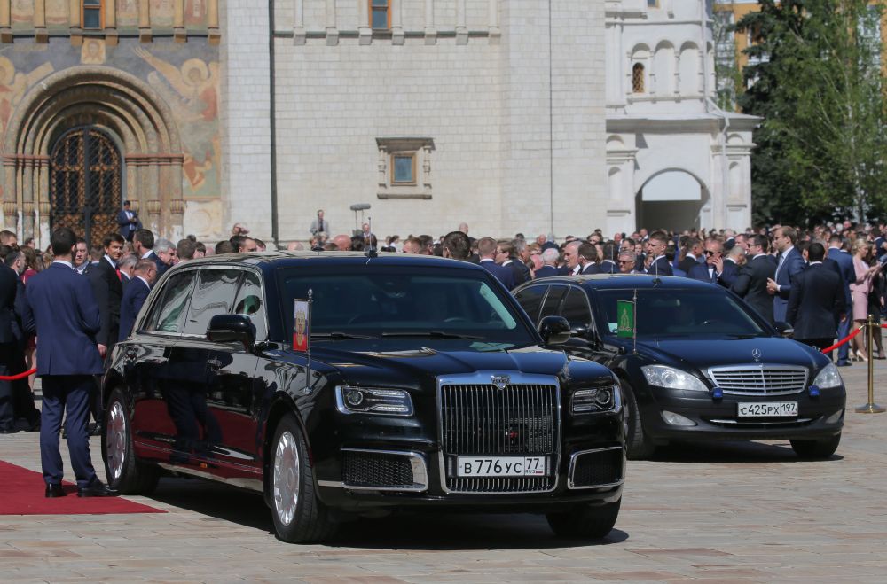 Руският президент Владимир Путин вече се придвижва в нова лимузина руско производство вместо вносните автомобили, които ползваше досега. Доставката на новите руски автомобили по проекта 