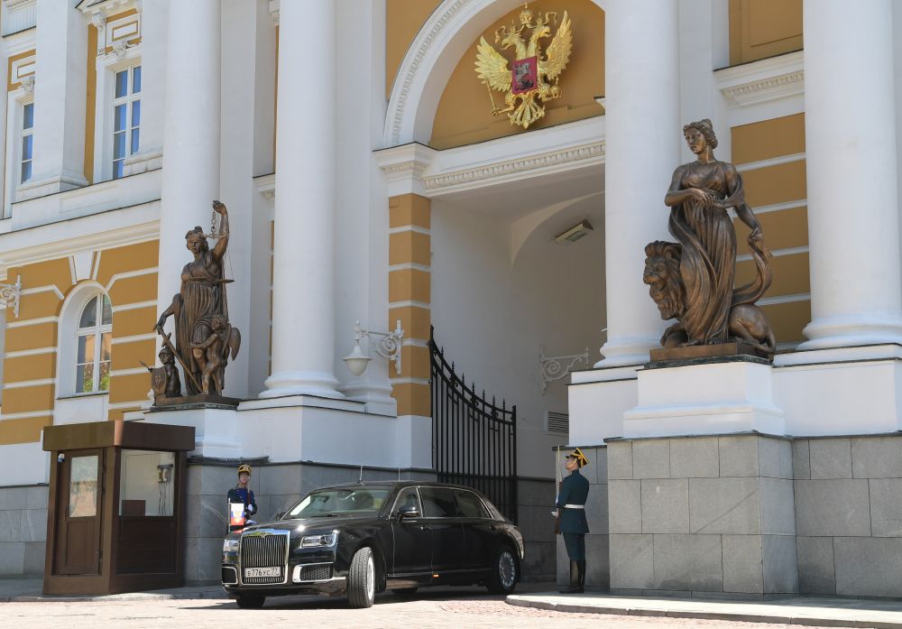 Руският президент Владимир Путин вече се придвижва в нова лимузина руско производство вместо вносните автомобили, които ползваше досега. Доставката на новите руски автомобили по проекта 
