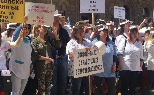 Протест на лекари от Враца завърши със замерване с яйца