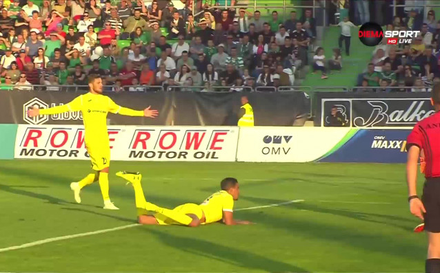 Защитникът на Левски Аймен Белаид забоде с летящ плонж топката