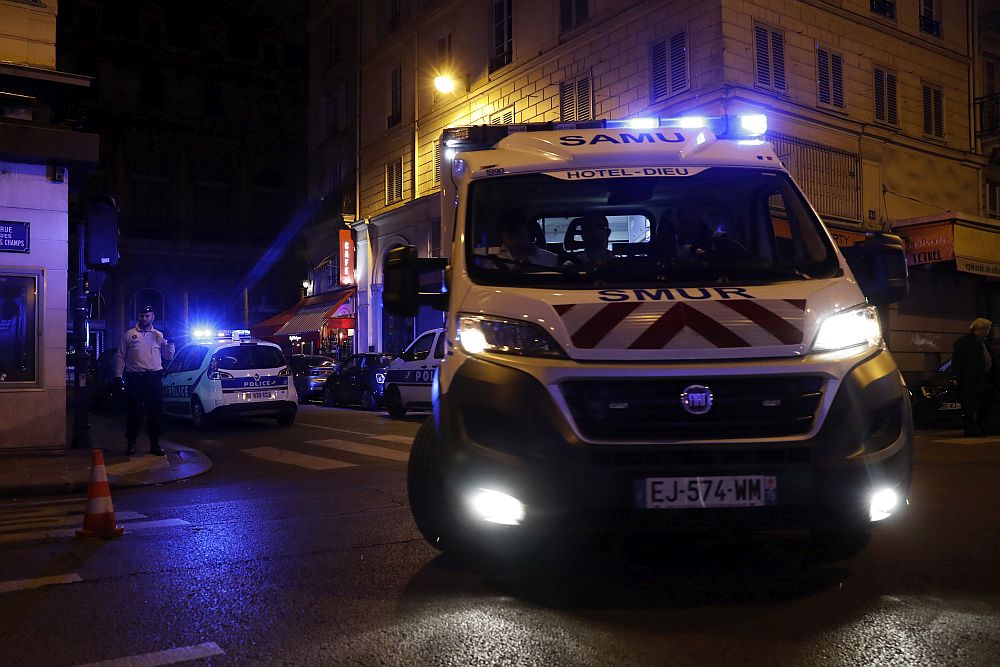 20-годишен чеченец нападна с нож минувачи в Париж и уби един човек