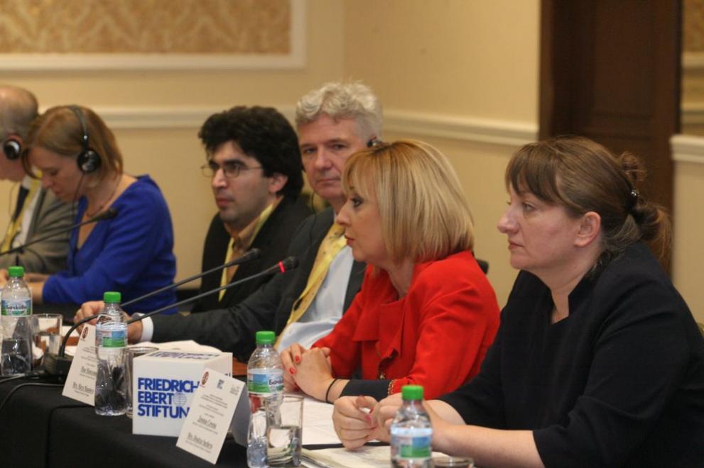  Деница Сачева Мая Манолова 