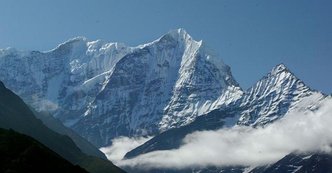 Трима алпинисти загинаха на Еверест съобщиха организаторите на експедициите Така