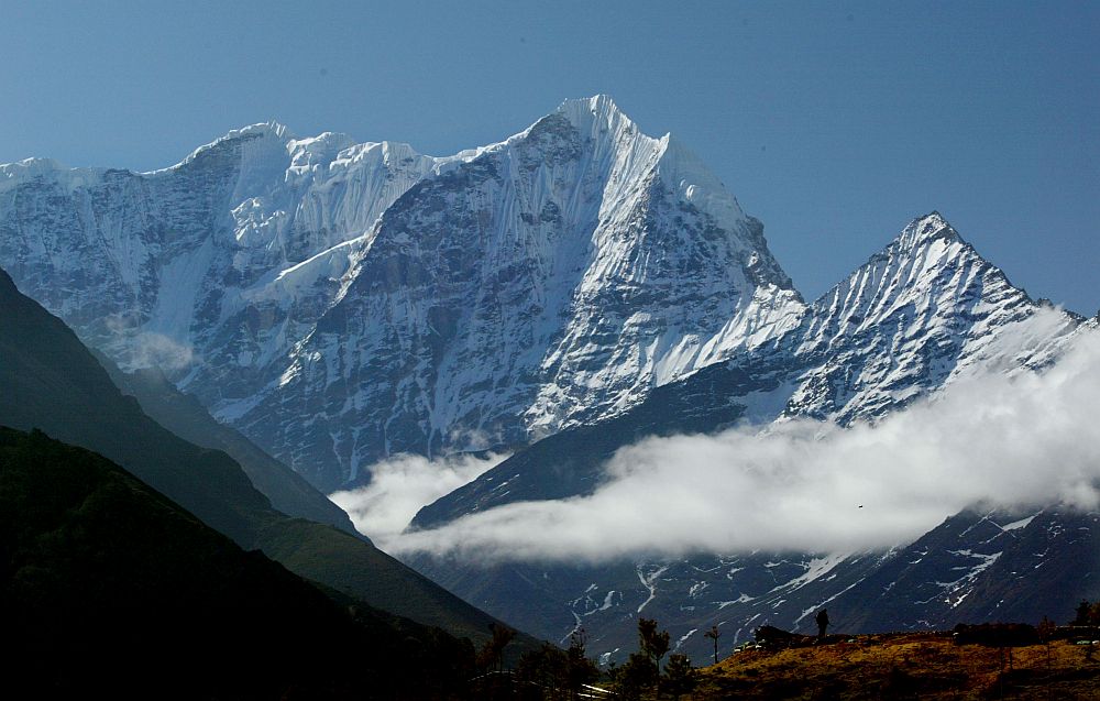 Най-високият връх на планетата - бисерът на Хималайската корона, е <strong>Еверест </strong>- 8848 м. Името му на тибетски означава Богинята майка на ветровете Джомолунгма, на непалски - Високо в небесата - Сагарматха, в превод от китайски е Богиня на вселената.