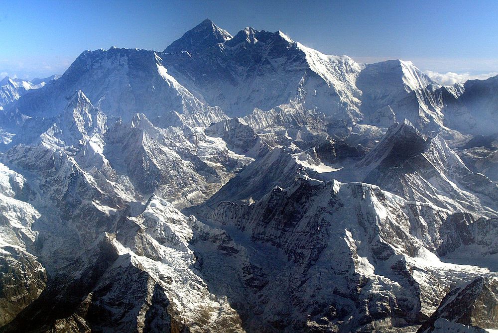 Най-високият връх на планетата - бисерът на Хималайската корона, е Еверест - 8848 м. Името му на тибетски означава Богинята майка на ветровете Джомолунгма, на непалски - Високо в небесата - Сагарматха, в превод от китайски е Богиня на вселената.