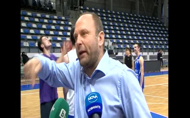 Наставникът на Левски Лукойл Тити Папазов изрази мнение че мачовете